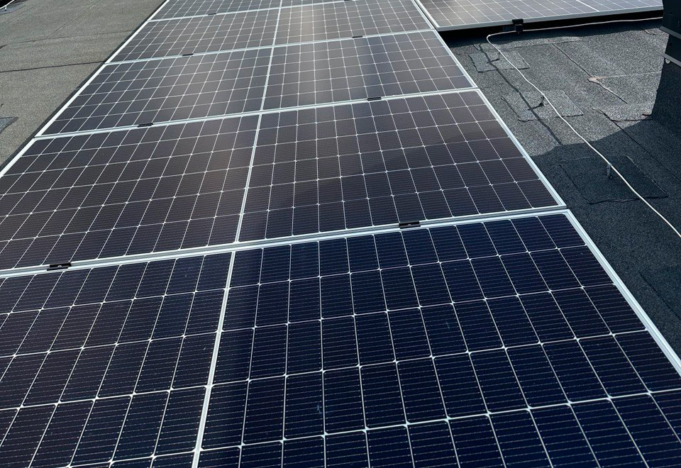 Solceller för energibesparning och fastighetsautomation.